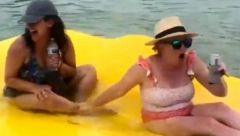 Žene su zaplovile čamcem na naduvavanje kada je usledila drama: Jedva su izvukle živu glavu