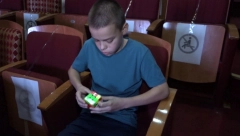ZA KOLIKO MOŽETE DA SLOŽITE RUBIKOVU KOCKU? Nikola iz Čačka preko interneta savladao tu veštinu i pobedio na takmičenju