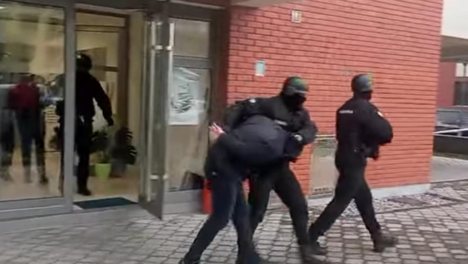 UHAPŠEN NOVOSAĐANIN KOJI JE PUCAO U DEVOJČICU Vazdušnom puškom gađao sa prozora zgrade!