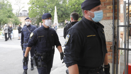 "JE LI MAJKA U KUĆI? STARIJI IMAJU PREDNOST" Isplivale skandalozne poruke koje su slali policajci iz interventne jedinice!