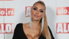 HIT NA INTERNETU Snežana Borjan kosi travu u uskoj pripijenoj haljini, popularna žena fudbalera ovom objavom izazvala lavinu komentara (FOTO)