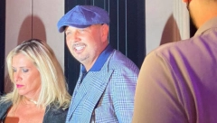 SVE OČI BILE UPRTE U NJIH Siniša Mihajlović ruku pod ruku sa suprugom Arijanom, fudbaler ne skida osmeh sa lica (FOTO)