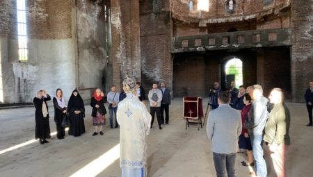 "ISUS MRZI SRBE" Sraman natpis osvanuo na Hramu Hrista Spasa u Prištini nakon prve liturgije od 1998.