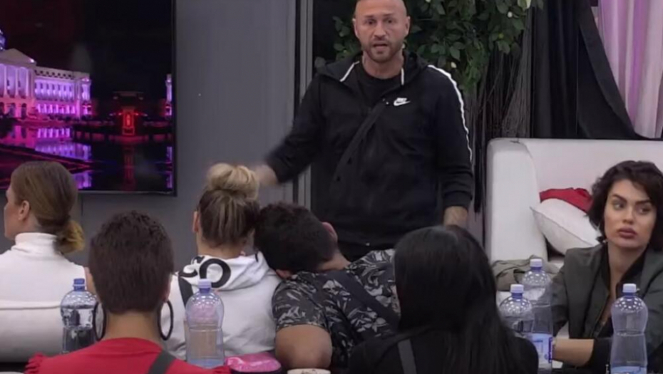 I DALJE MI NIJE JASNO ZAŠTO JOJ NISTE DALI KLJUČ OD STANA! Ša ne prestaje da šokira region, ponovo napao porodicu zbog ljubavnice, od detalja ćete zanemeti