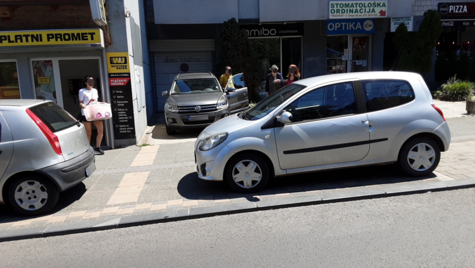 Blokirala celu zgradu automobilom i traži oslobađanje