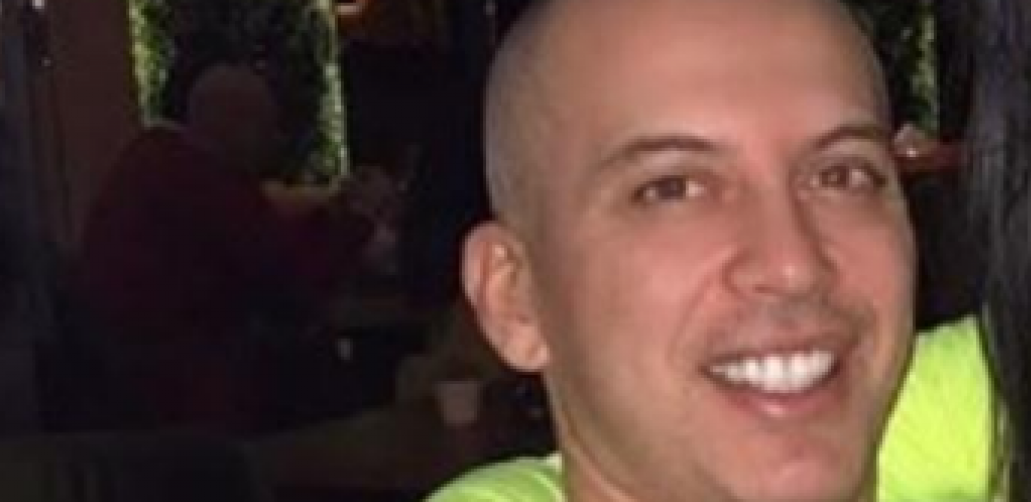 DA SE OVAKO GLUPIRA NA MOM SLAVLJU IZBACIO BIH GA Topalko na nastupu legao na pod, pa radio sklekove dok peva, fanovi ga urnisali