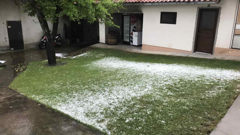 Jak grad protutnjao srpskim selima, meštani ga kupili lopatama: Pričinjena je ogromna šteta (FOTO)