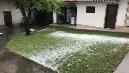 Jak grad protutnjao srpskim selima, meštani ga kupili lopatama: Pričinjena je ogromna šteta (FOTO)