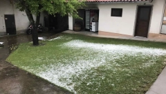 Jak grad protutnjao srpskim selima, meštani ga kupili lopatama: Pričinjena je ogromna šteta (FOTO)