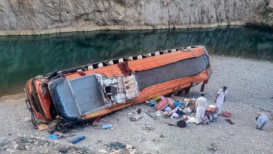 Stravična nesreća u Pakistanu: Prevrnuo se autobus, poginule najmanje 23 osobe (FOTO/VIDEO)