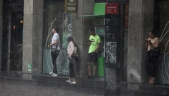 IZNENADNA PROVALA OBLAKA U BEOGRADU Letnji pljusak se sručio iz vedra neba (FOTO/VIDEO)