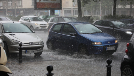 NIKUD BEZ KIŠOBRANA U NAREDNA DVA SATA Pljusak i snažan vetar u Beogradu, evo šta nas očekuje narednih dana!