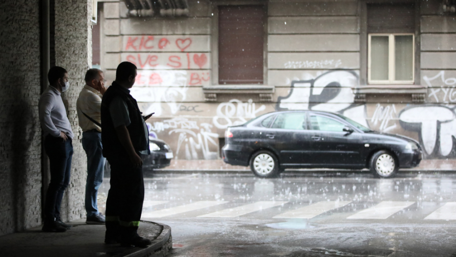 KREĆE NEVREME  Zatvorite prozor, nađite zaklon!