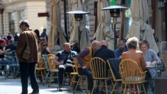 KONAČNO Kafići na otvorenom ponovo rade neograničeno, a evo do kada će raditi zatvoreni objekti