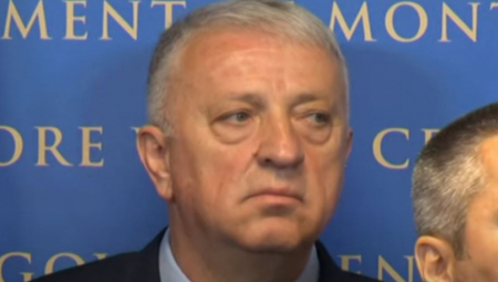 ZORAN LAZOVIĆ OKRUŽEN POLICIJOM Šamarao premijera Crne Gore, a Belivuk i Zvicer su njegovi vojnici?