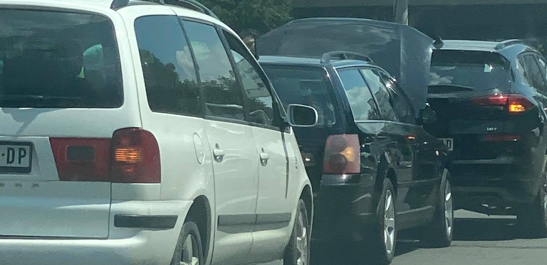 LANČANI SUDAR U ZEMUNU Ima povređenih, saobraćaj se odvija jednom trakom