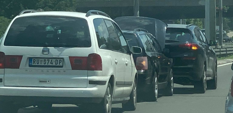STVORILE SE VELIKE GUŽVE Lančani sudar na auto-putu Šid-Beograd
