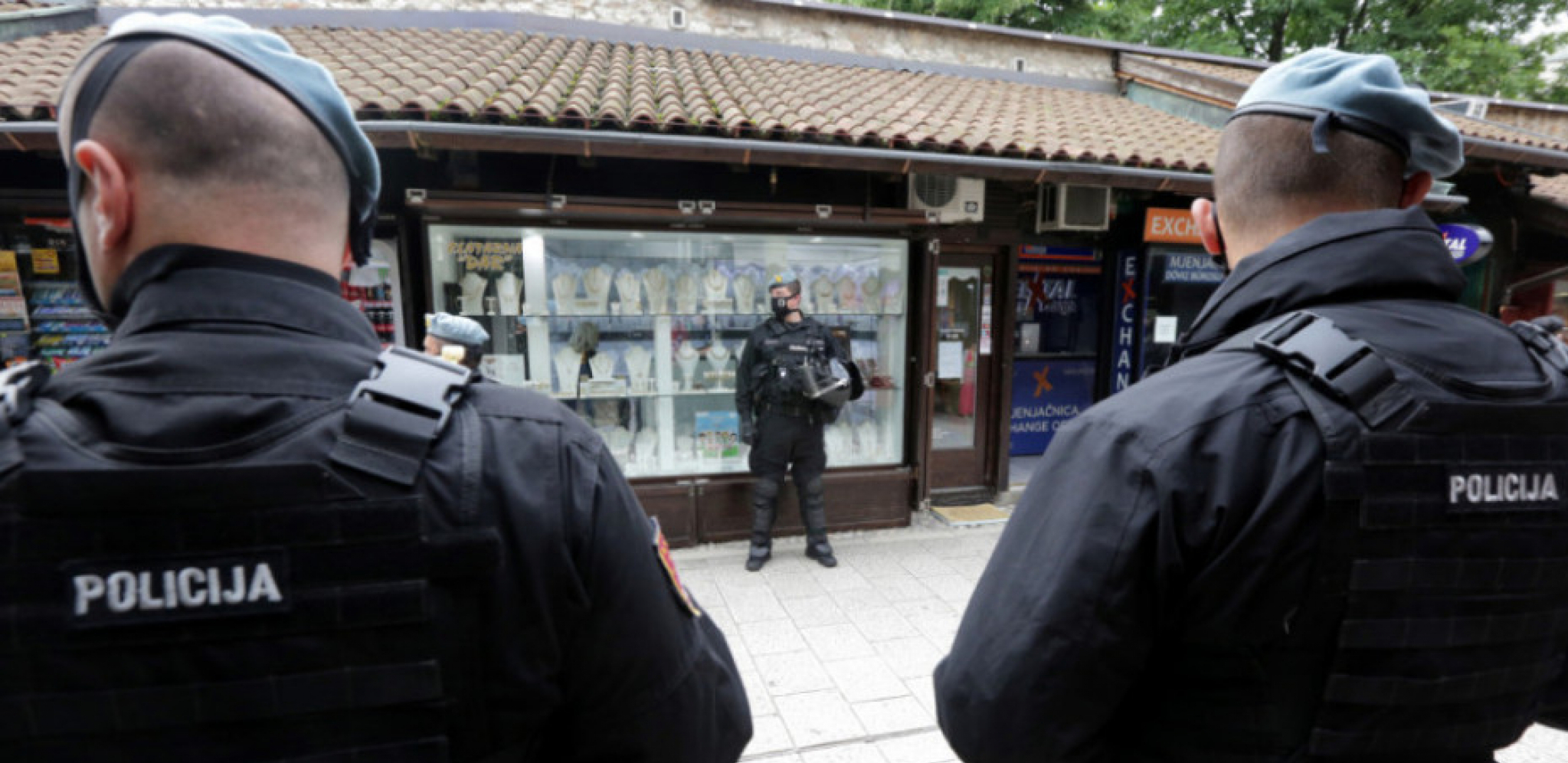 TRAGEDIJA U DERVENTI Muškarac nožem ubio komšinicu, drugu ženu povredio