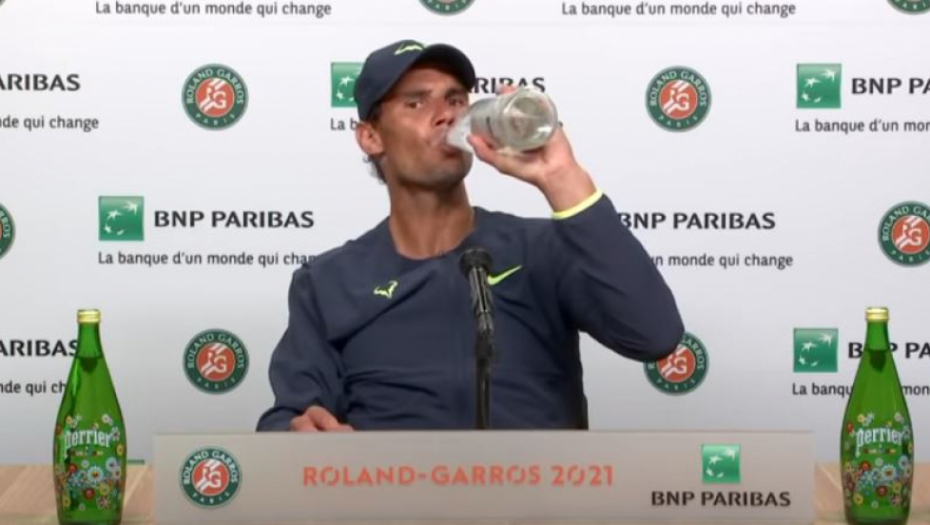 NADAL NIJE MOGAO DA DOĐE SEBI NA PRES KONFERENCIJI! Ovo je dokaz koliko je Novak izmorio Rafu! (VIDEO)
