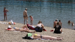 ZASLUŽIO SI POŠTOVANJE I NAKLON Fotografija dečaka sa Ade zapalila društvene mreže! Izašao iz vode, a svi komentarišu ono što nosi u rukama