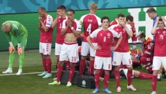 DRAMA NA UTAKMICI Ceo svet se moli za Eriksena, bore mu se za život!