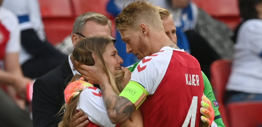 JEZIVA SCENA U KOPENHAGENU! Eriksonova supruga sišla na teren! (FOTO)