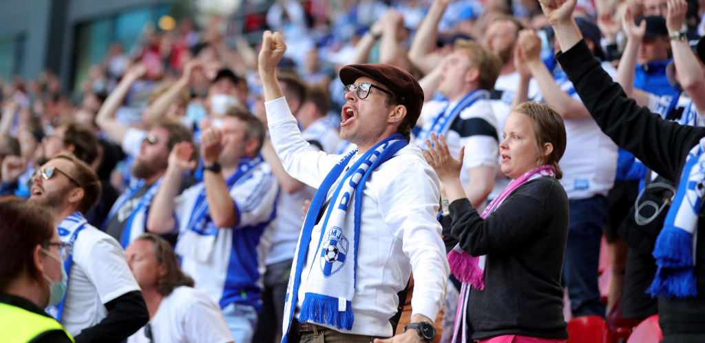 SCENE KOJE BUDE NADU Navijači Danske i Finske na stadionu se udružili, nećete verovati šta su uradili!
