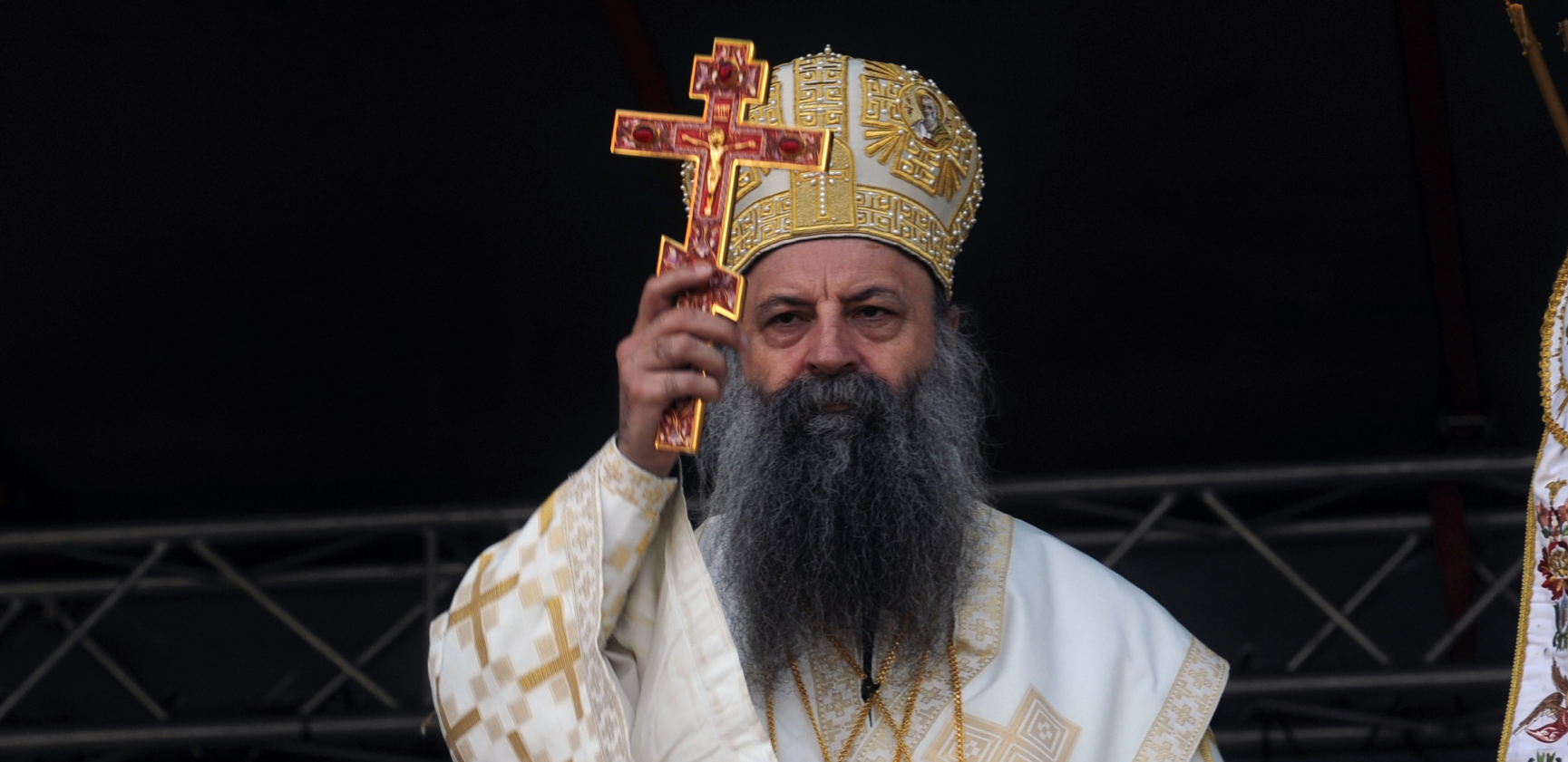 PATRIJARH PORFIRIJE NA SVETOG ILIJU U SMILJANU Služi liturgiju u obnovljenom hramu koji su ustaše srušile devedesetih