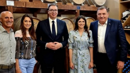 VUČIĆ NA PUTU KA MANASTIRU PROHOR PČINJSKI: Predsednik posetio vinariju u Vranju (FOTO)