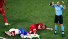 KOŠMARAN DAN NA EVROPSKOM PRVENSTVU! Reprezentativac Belgije krvario na terenu, zaradio dvostruku frakturu! (FOTO)