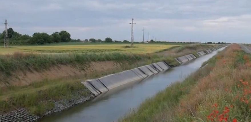 DRAMA U KIKINDI Supružnici s bebom sleteli u kanal!