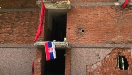 VIJORI SE SRPSKA ZASTAVA NA KOŠARAMA Trobojka na ruševinama karaule uoči godišnjice herojske bitke! (FOTO)