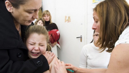 FRANCUSKA KREĆE SA VAKCINACIJOM DECE, NEMAČKA I POLJSKA ZAPOČELE PROCES: Kako će izgledati imunizacija mladih u Srbiji i da li ima razloga za brigu?