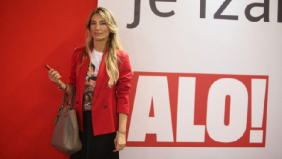 O NJENOJ PRIVATNOSTI SE MALO ZNA Ana Stanić ima 34 godine mlađu sestru, pevačicin sin i ona su sada vršnjaci