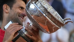 PREDIVNO JUTRO U GRADU SVETLOSTI! Novak se sa trofejom slikao pored simbola Pariza! (FOTO)