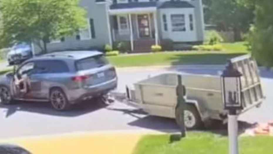 Ono što je istresao iz automobilske prikolice ostavilo je majku i čerku u šoku: Nije znala ko je to dok nije viknuo: "To je vaša poslednja isplata" (VIDEO)