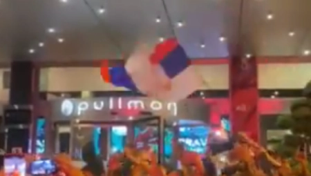 NOVAK U PARIZU DOVEO ATMOSFERU DO USIJANJA! Srbi Đokovića dočekali barjacima i bakljama, a onda je on započeo pesmu i nastala je ludnica (VIDEO)