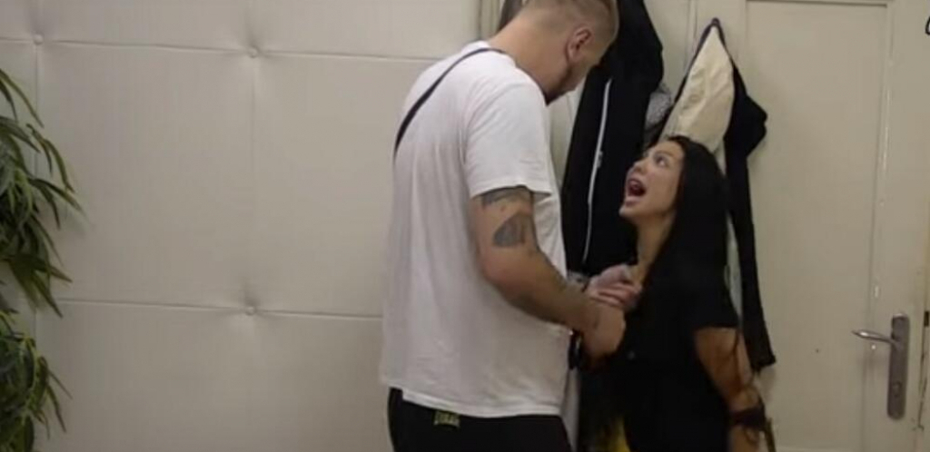 PROLAMALI SE MAJINI KRICI ŠIMANOVCIMA Marinkovićeva napala Janjuša, tresla se izolacija od urlika i psovki, košarkaš joj jasno zapretio (FOTO)