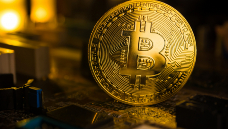 BITKOIN NADOMAK ISTORIJSKOG REKORDA Najpoznajtija kriptovaluta premašila 64.000 dolara!