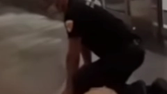 "KRADEŠ! E, NEĆEŠ VIŠE!" Čuvar se sukobio sa muškarcem ispred prodavnice u centru grada, a onda je stigla policija (VIDEO)