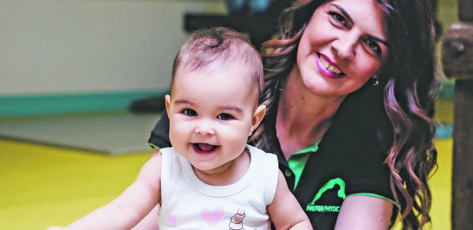 UČIMO DA SEDIMO Večita dilema koja muči novopečene roditelje jeste kada je idealan trenutak za stavljanje bebe u sedeći položaj