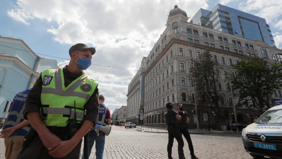 DRAMA U KIJEVU Ratni veteran preti bombom u zgradi vlade!
