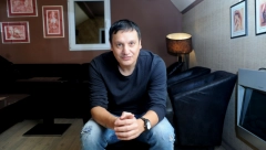 POKAZAO NOVU DEVOJKU Zanosna plavuša osvojila Gagijevo srce, mnoge podsetila na Anabelu, a evo kako ona izgleda