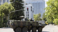 TENKOVI NA ULICAMA ŽENEVE! Snajperisti na krovovima, reka blindiranih automobila, počinje sudar titana!