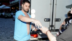 EKSKLUZIVNI PAPARACO! Marko Miljković odvaljen od života u Skadarliji ide i deli novčanice od 2.000 dinara! (FOTO/VIDEO)