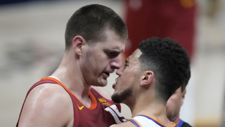 JOKIĆ PRE ODLASKA IZ SAD POVUKAO SJAJAN POTEZ Otišao je do najvećeg rivala, a onda je uradio ono što je oduševilo prvog pika drafta (FOTO)