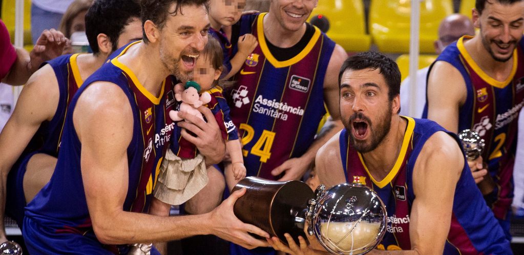 DIGNI TRI PRSTA DA TE CEO SVET RAZUME! Legendarni košarkaš oduševio Srbiju, a sve je naučio od Crnogorca! (VIDEO)