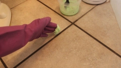 PLOČICE ĆE BITI KAO NOVE, BEZ DA SE OZNOJITE OD RIBANJA: Soda bikarbona i još jedan sastojak učiniće da blistaju