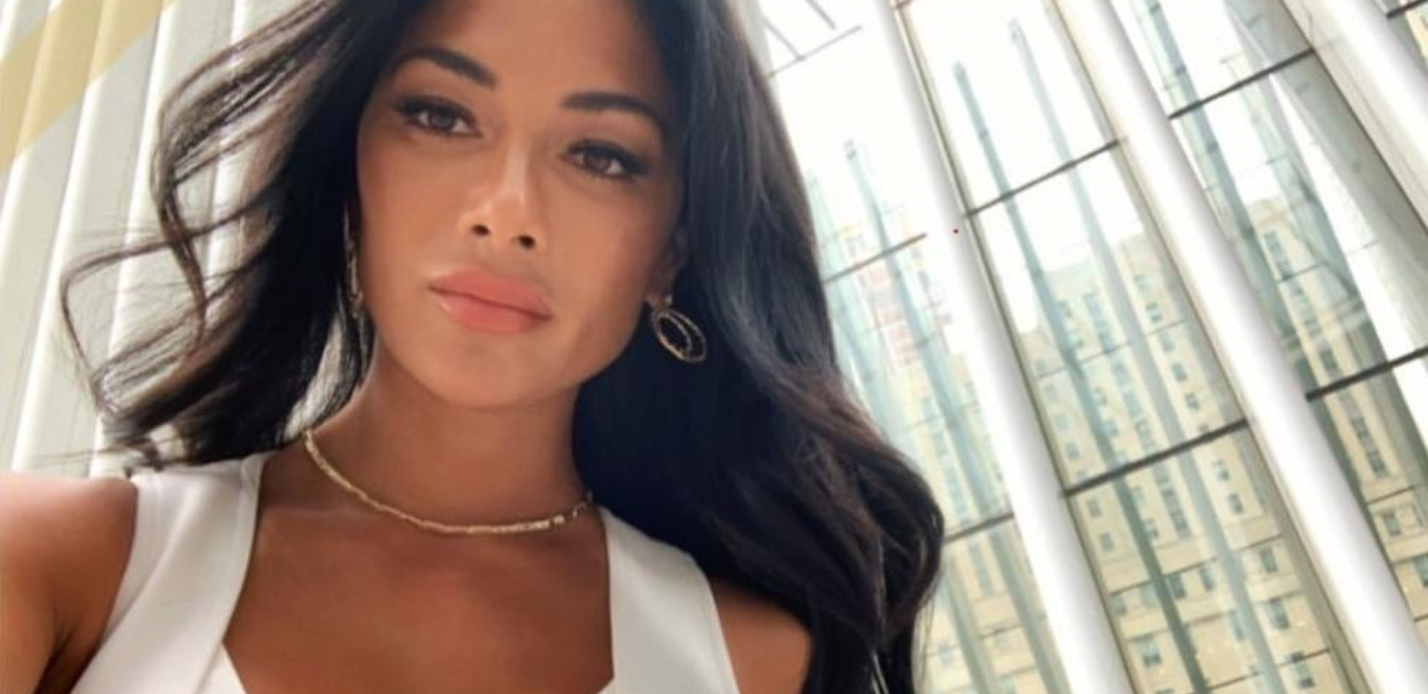 NAJZGODNIJA ŽENA IKADA! Vrelo izdanje čuvene pevačice u belom bikiniju, izazvalo lavinu komentara, "Ti si boginja"