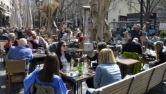 Automobil uleteo u bašte restorana, desetoro povređenih!